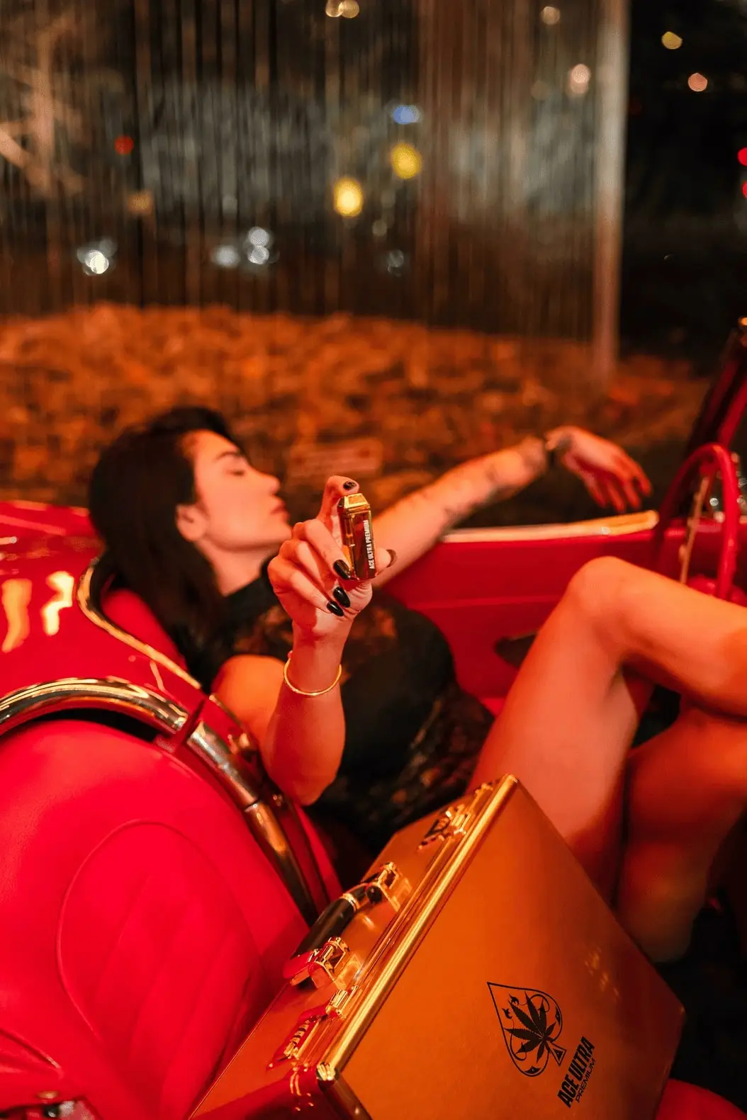 ACE ULTRA lifestyle - elegant vape design in everyday moments